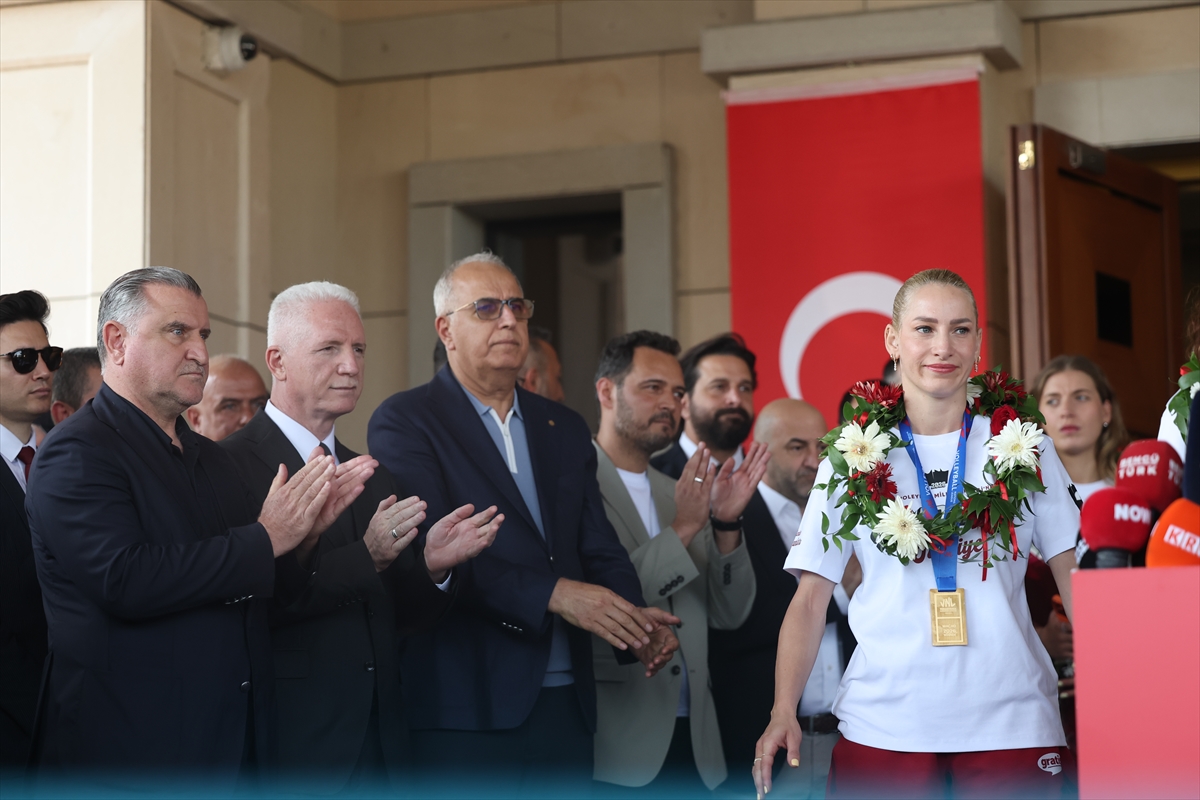 Milletler Ligi şampiyonu A Milli Kadın Voleybol Takımı, yurda döndü