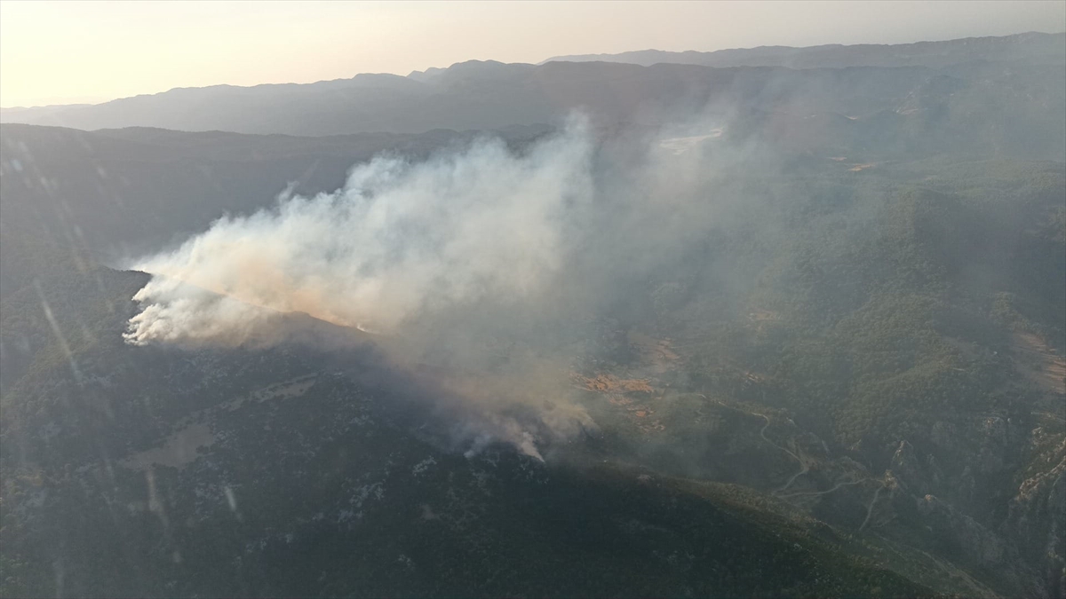 Kaş'taki orman yangınına ekiplerin karadan müdahalesi akşam saatlerinde de sürüyor