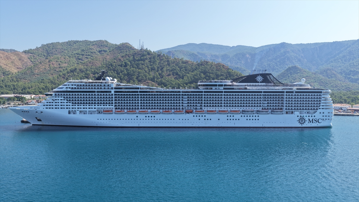 "MSC Divina" kruvaziyeri Marmaris'e 4 bin 249 turist getirdi