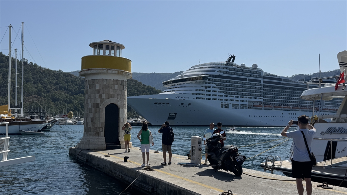 "MSC Divina" kruvaziyeri Marmaris'e 4 bin 249 turist getirdi