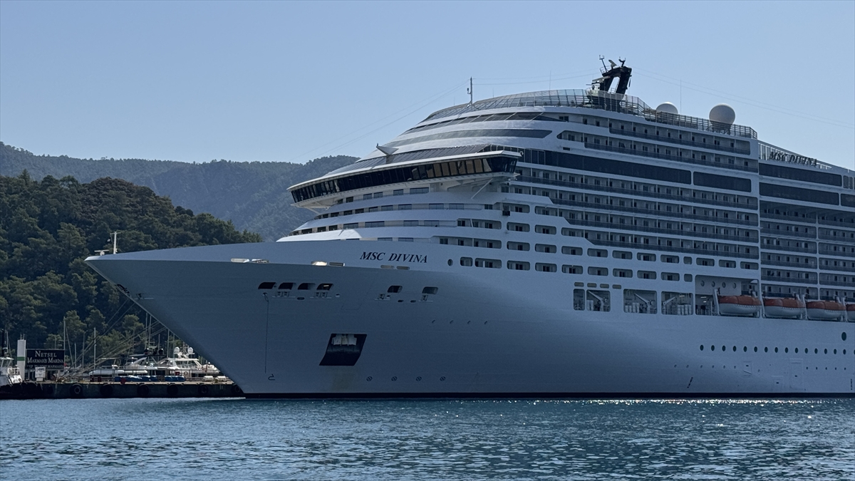 "MSC Divina" kruvaziyeri Marmaris'e 4 bin 249 turist getirdi