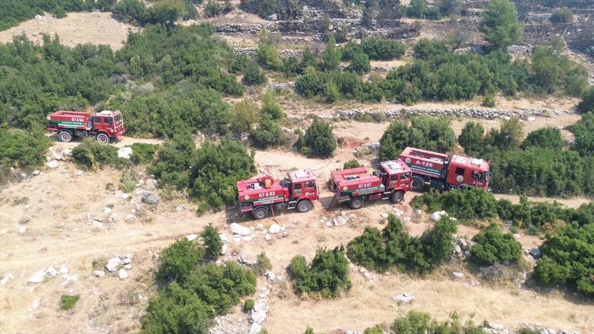 Kaş'taki orman yangınına ekiplerin karadan müdahalesi akşam saatlerinde de sürüyor