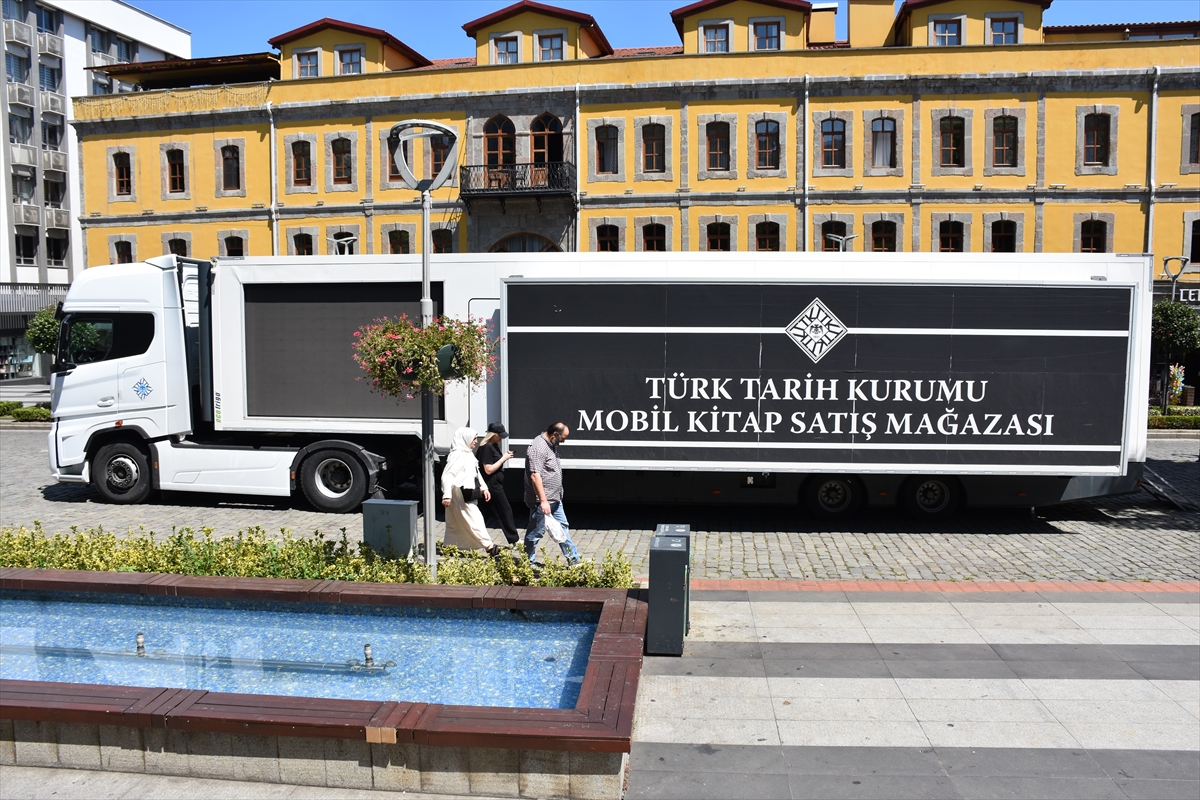 TTK mobil kitap mağazası Trabzon'da okurlarla buluştu