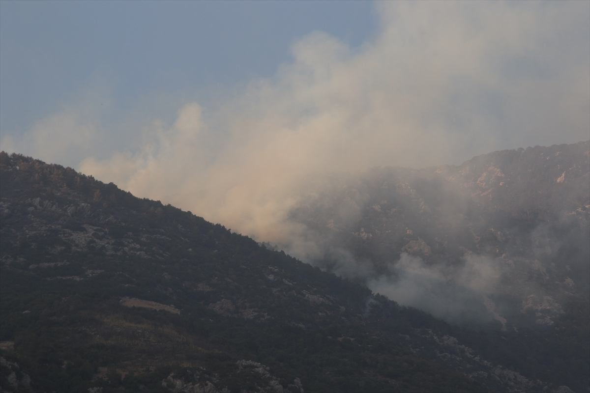 Kaş'taki orman yangınına ekiplerin karadan müdahalesi akşam saatlerinde de sürüyor