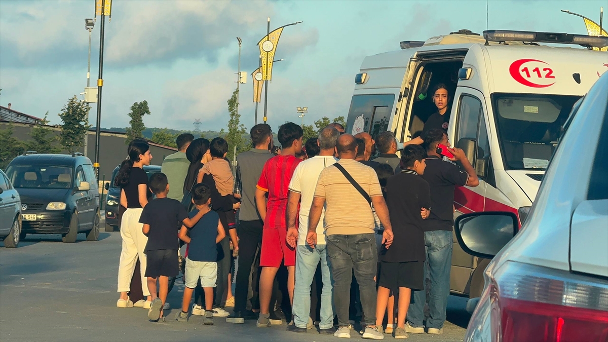 Arnavutköy'de kaza: Kontrolden çıkan otomobil eve çarptı, 5 yaralı