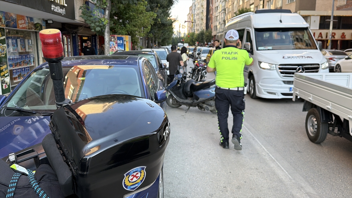 Eskişehir'de trafik kazasında 1'i polis 2 kişi yaralandı