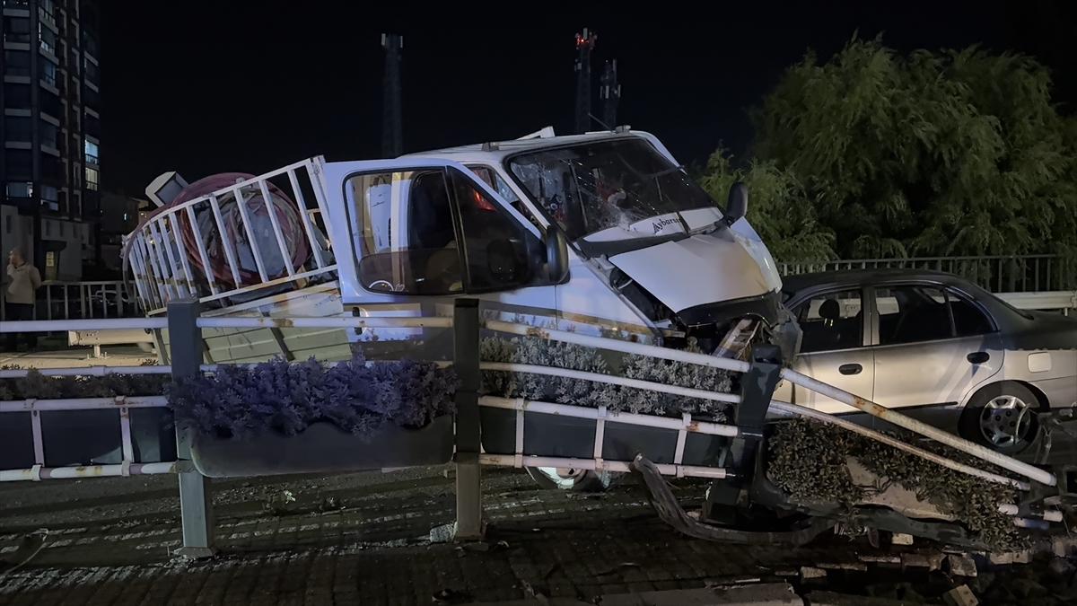 Niğde'de zincirleme kaza: 3 araç çarpıştı, 4 yaralı hastanede