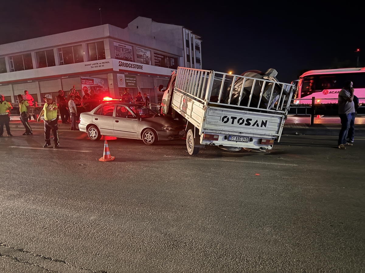 Niğde'de zincirleme kaza: 3 araç çarpıştı, 4 yaralı hastanede