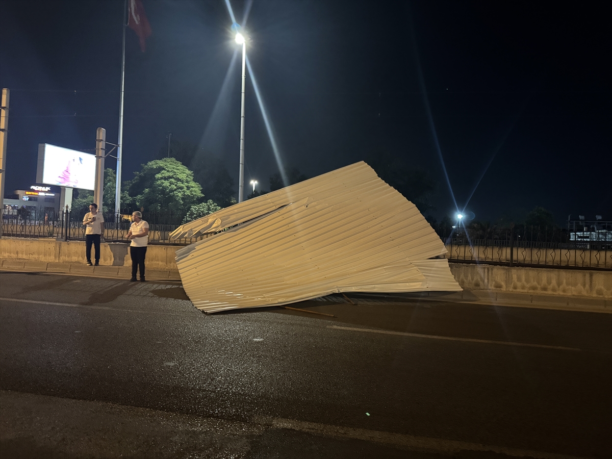 Bursa Osmangazi'de kuvvetli rüzgar çatıyı uçurdu, yol kapandı