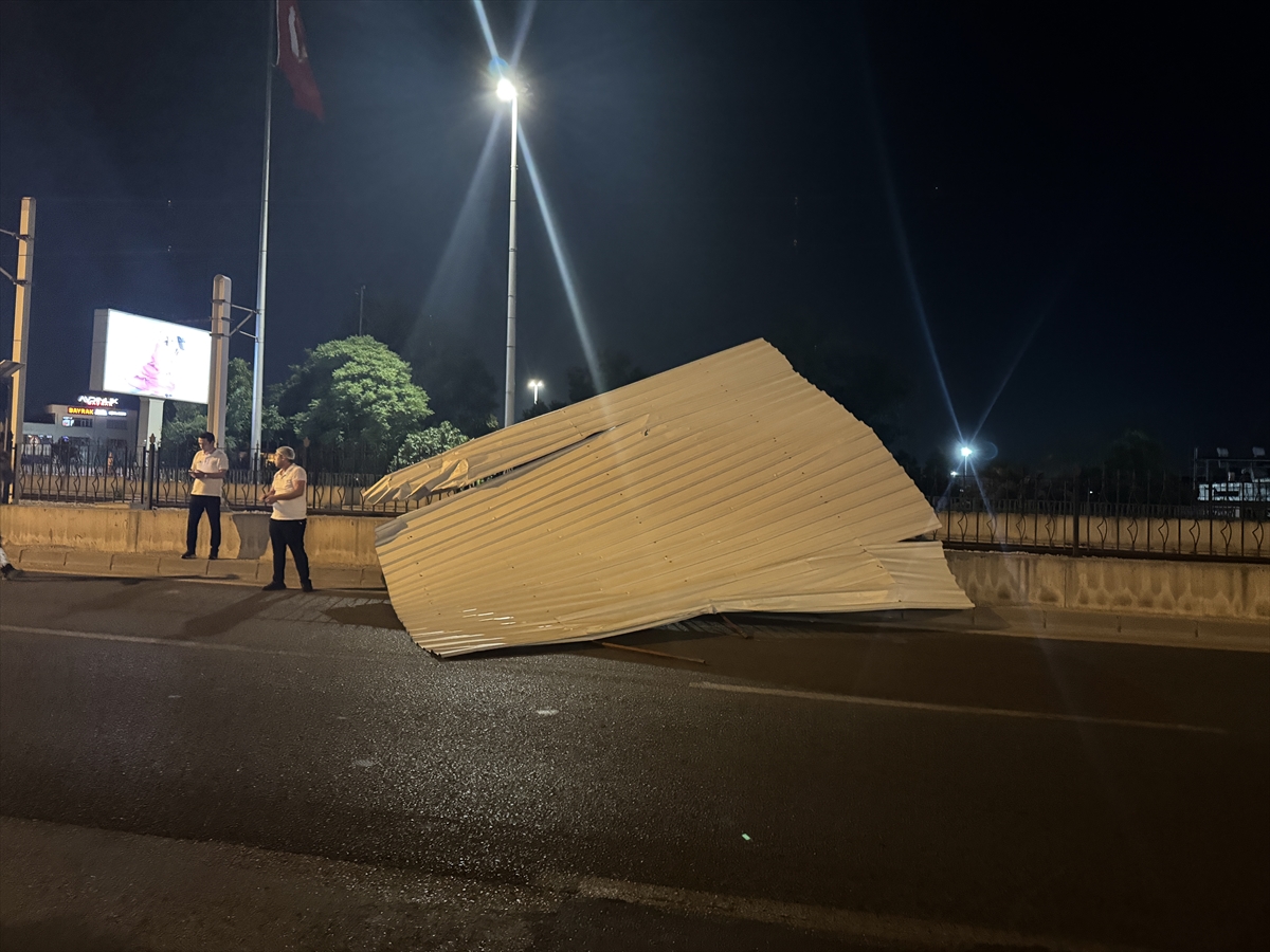 Bursa Osmangazi'de kuvvetli rüzgar çatıyı uçurdu, yol kapandı