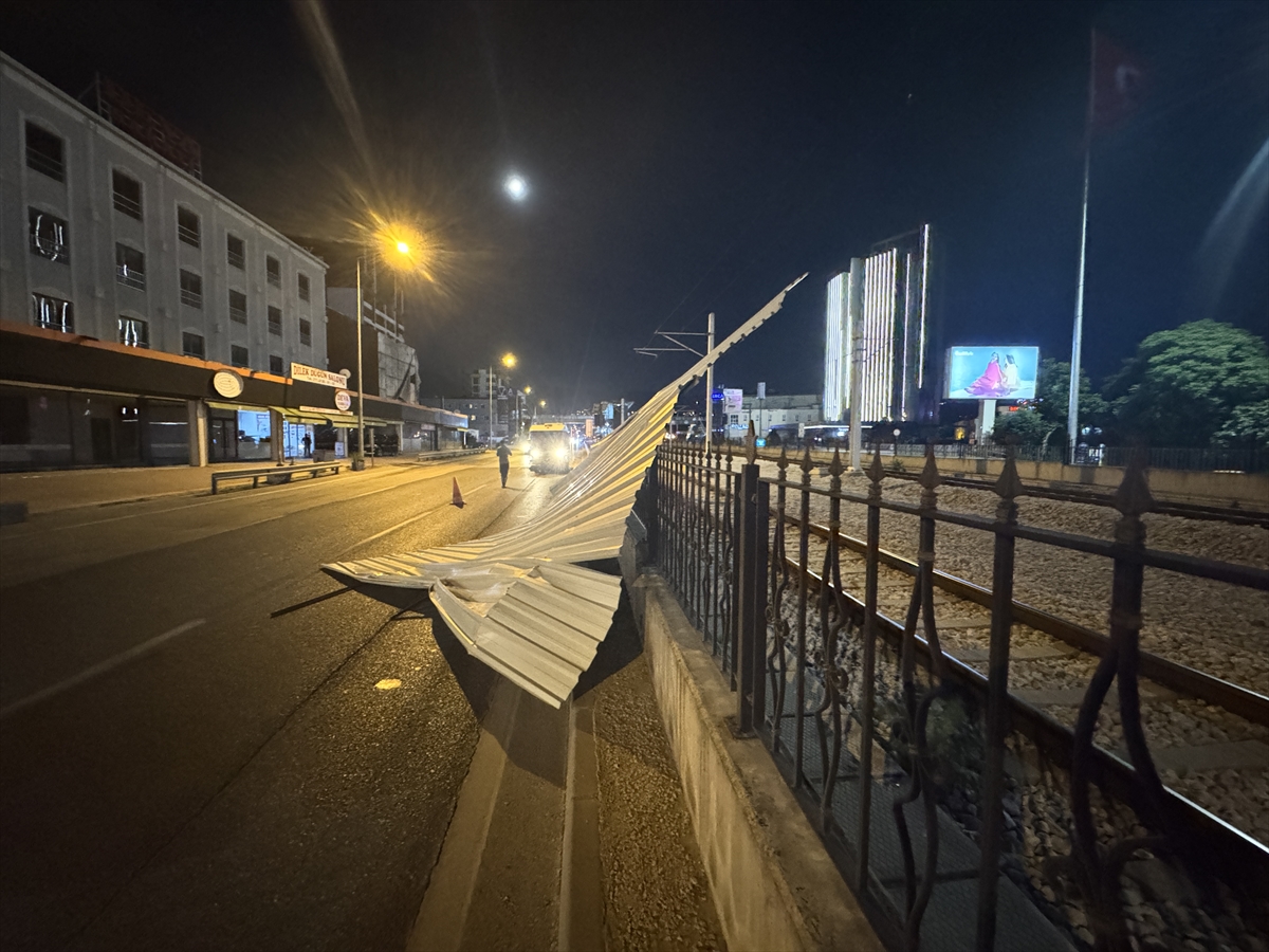 Bursa Osmangazi'de kuvvetli rüzgar çatıyı uçurdu, yol kapandı