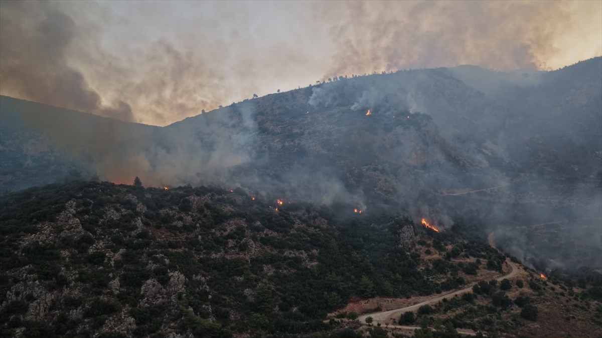 Antalya Kaş'taki orman yangınına havadan ve karadan müdahale sürüyor