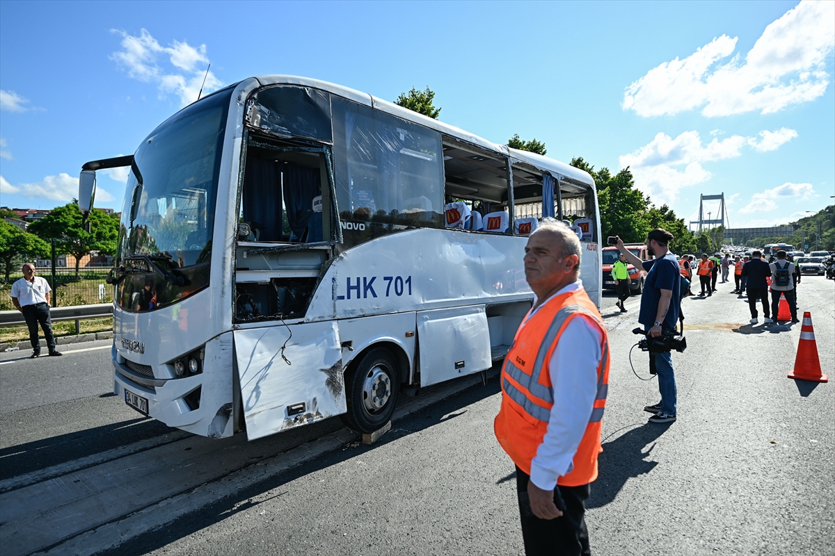 İstanbul'da TEM Otoyolu'nda midibüsün devrilmesi sonucu 13 kişi yaralandı