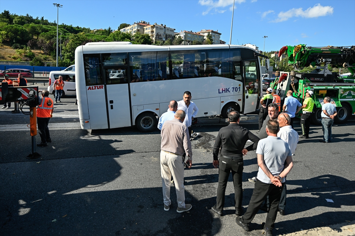 İstanbul'da TEM Otoyolu'nda midibüsün devrilmesi sonucu 13 kişi yaralandı