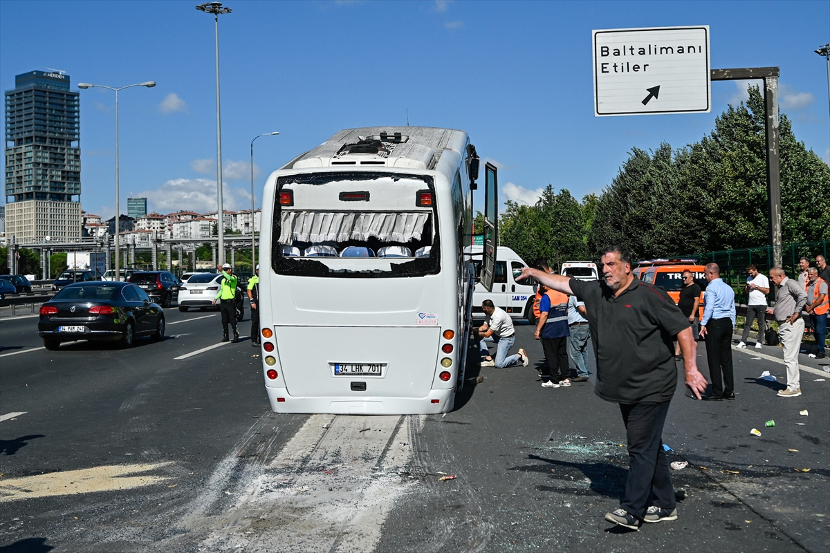 İstanbul'da TEM Otoyolu'nda midibüsün devrilmesi sonucu 13 kişi yaralandı