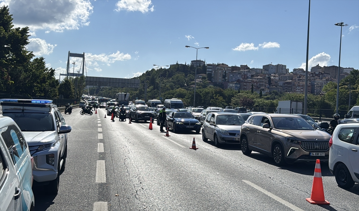 İstanbul'da TEM Otoyolu'nda midibüsün devrilmesi sonucu 13 kişi yaralandı
