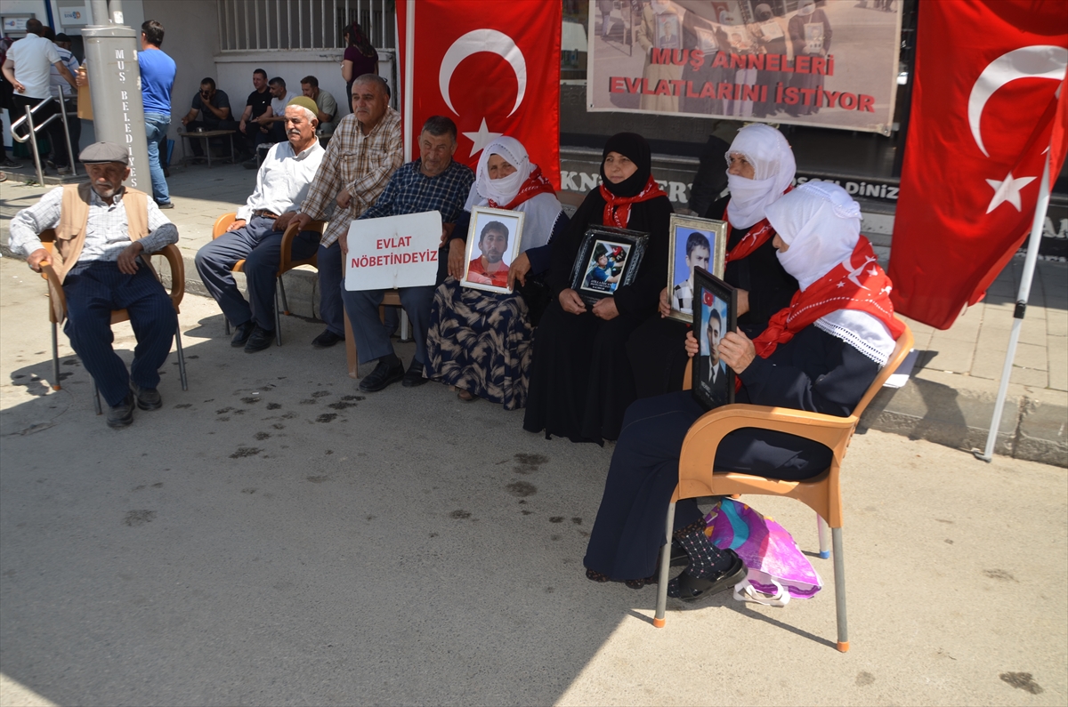 Muşlu aileler DEM Parti binası önündeki eylemlerini sürdürdü