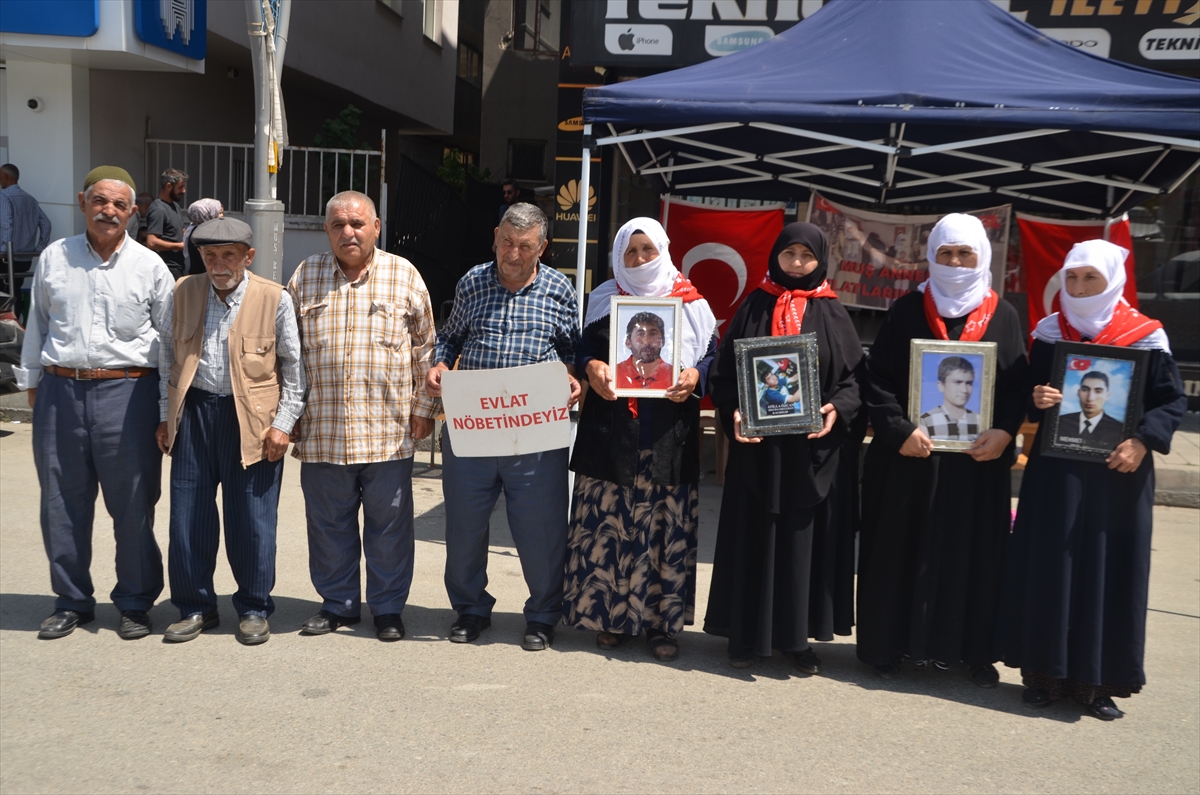 Muşlu aileler DEM Parti binası önündeki eylemlerini sürdürdü