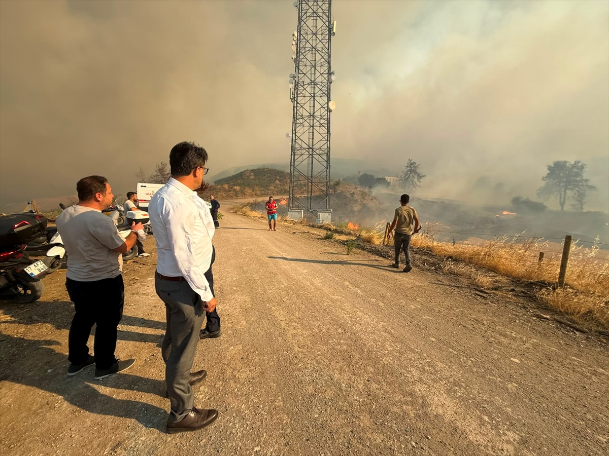 Çanakkale merkezdeki ormanlık alanda çıkan yangına müdahale ediliyor
