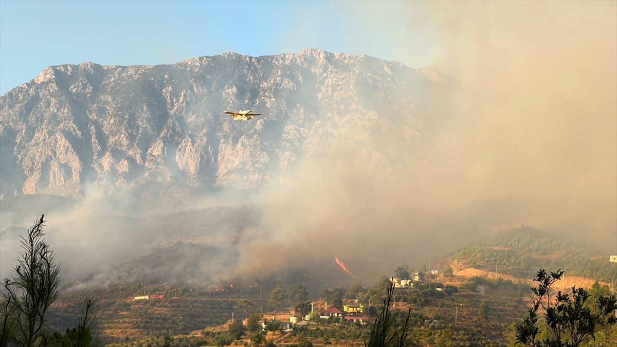 Antalya'da ormanlık alanda çıkan yangına müdahale ediliyor