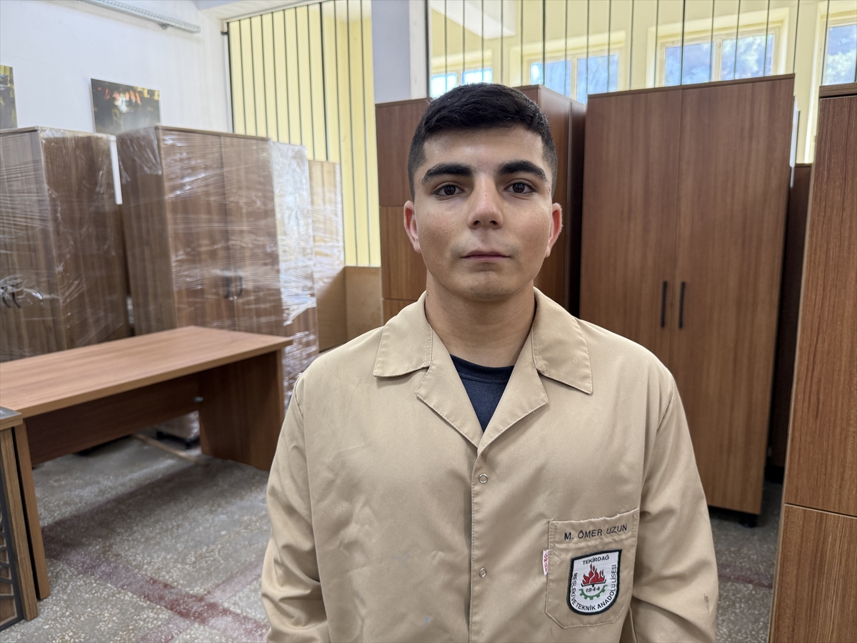 Atölyede ürettikleri mobilyalarla okulları donatıyorlar