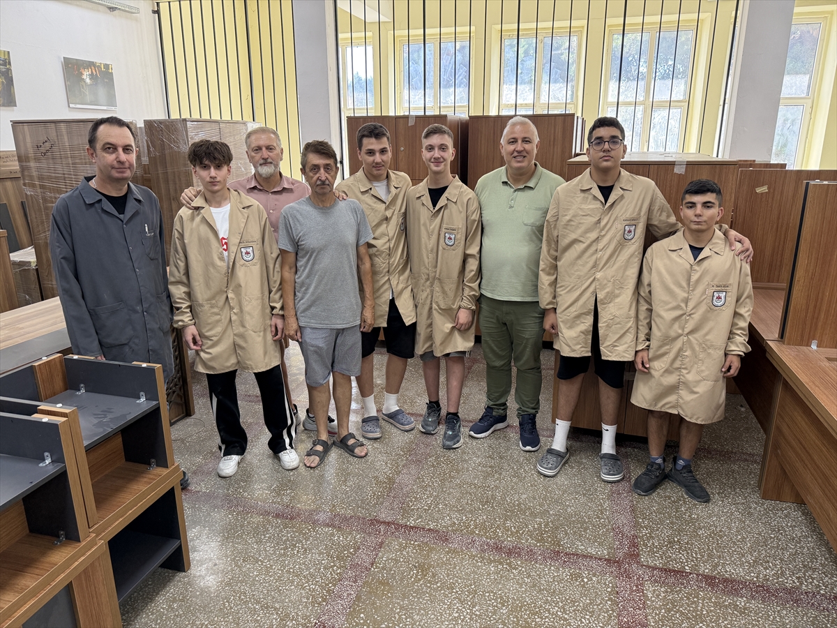 Atölyede ürettikleri mobilyalarla okulları donatıyorlar