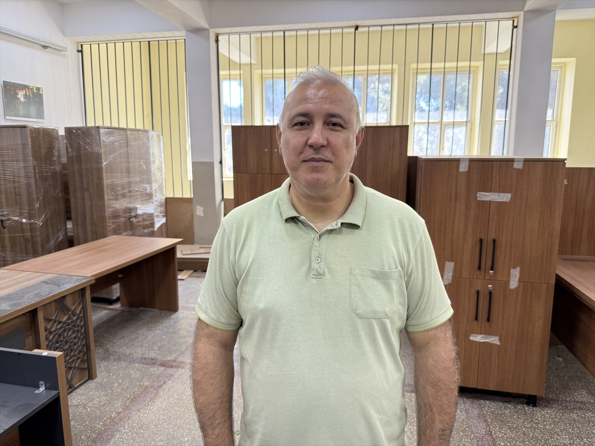 Atölyede ürettikleri mobilyalarla okulları donatıyorlar