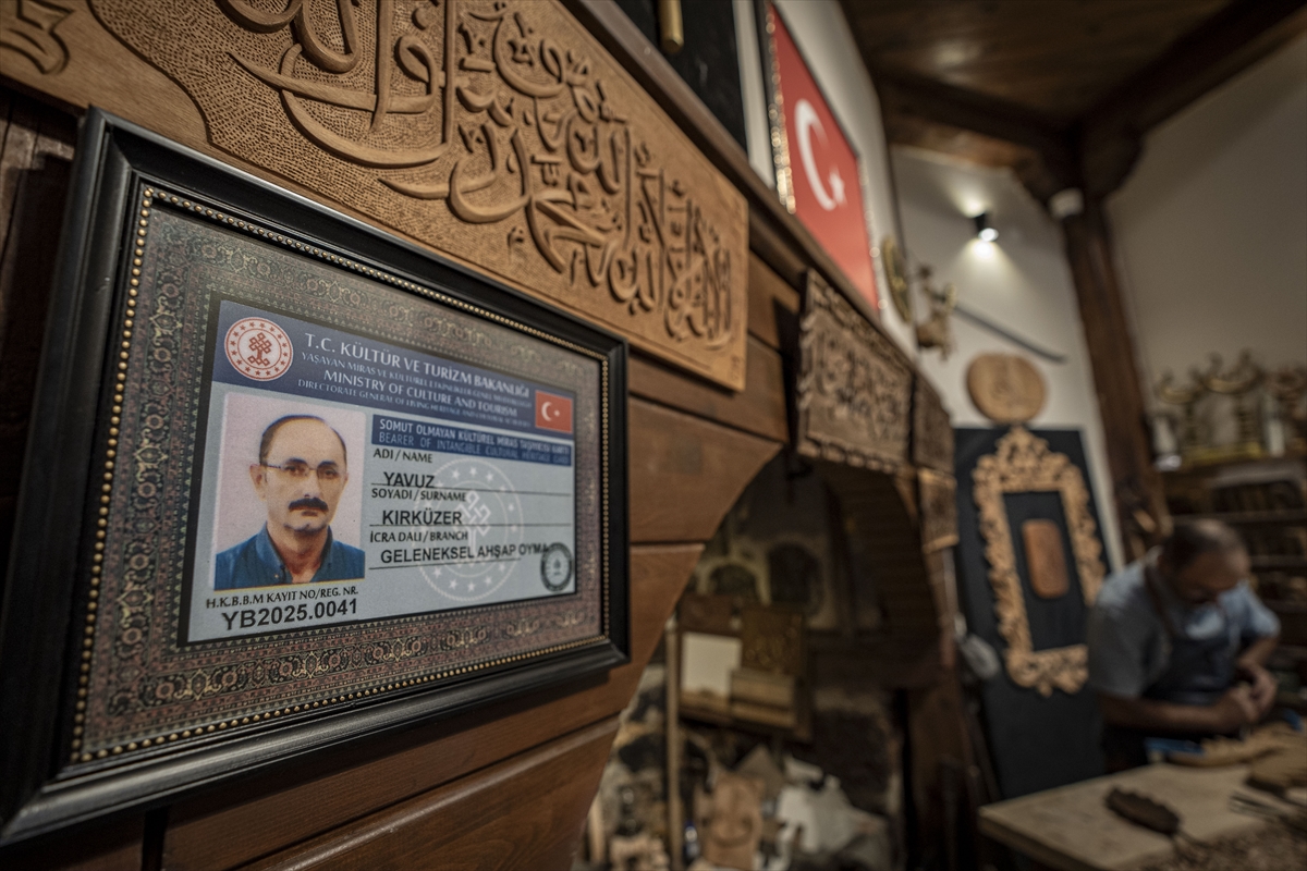 Ahşap oymacılığının "kültürel miras taşıyıcısı" usta, sanatını gelecek kuşaklara aktarıyor