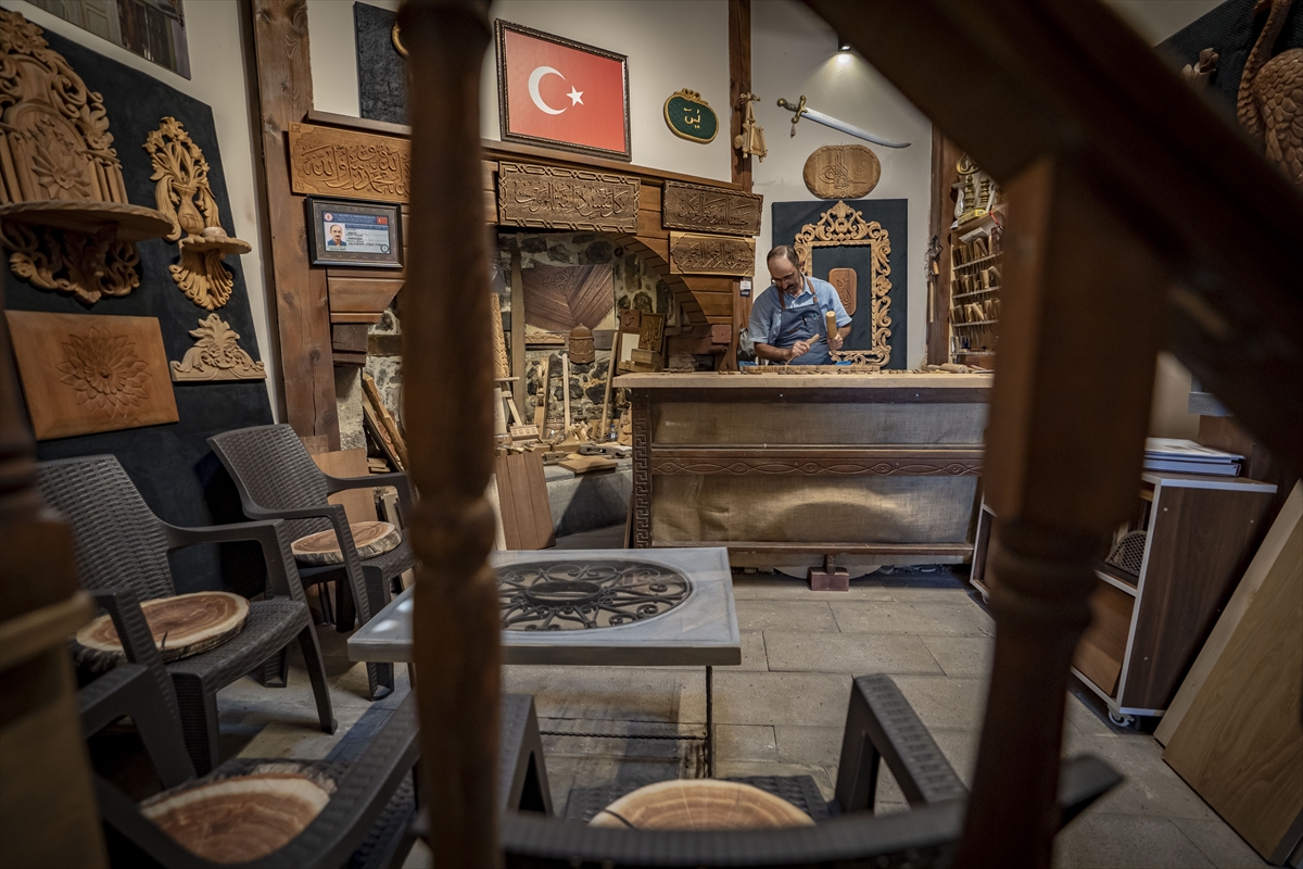 Ahşap oymacılığının "kültürel miras taşıyıcısı" usta, sanatını gelecek kuşaklara aktarıyor
