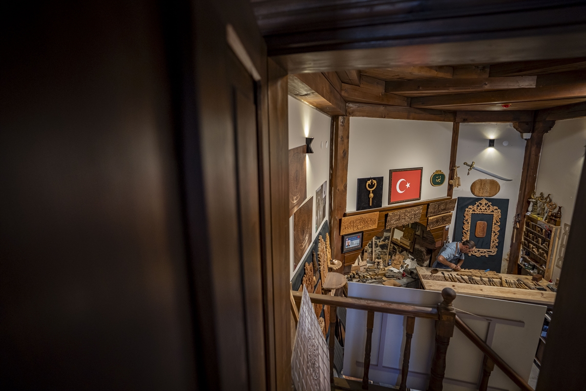 Ahşap oymacılığının "kültürel miras taşıyıcısı" usta, sanatını gelecek kuşaklara aktarıyor