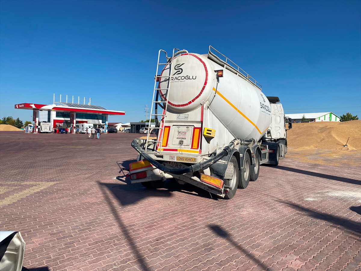 Aksaray'da kaza: Otomobil tankere çarptı, 5 yaralı