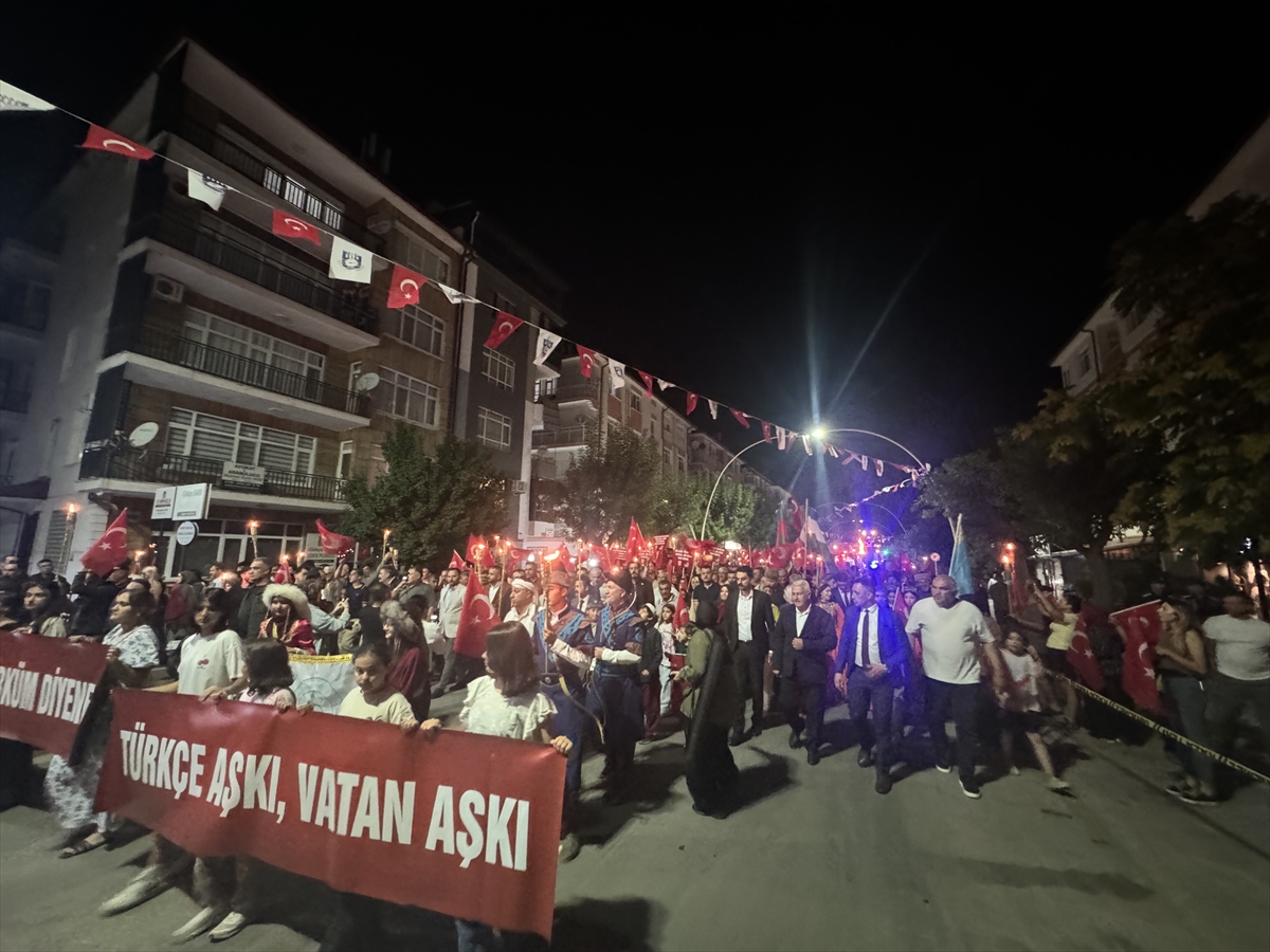 Karaman'da 8. Türk Dünyası Şöleni 'Türkçe Aşkı' yürüyüşüyle başladı