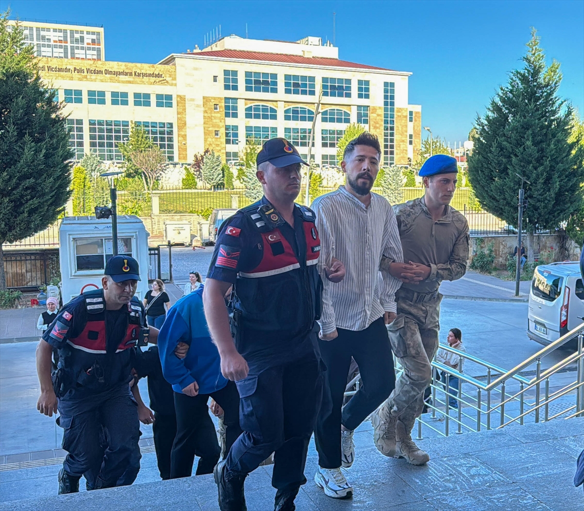 Özkan Yalım: Uşak Belediyesi operasyonunda 15 zanlı adliyede