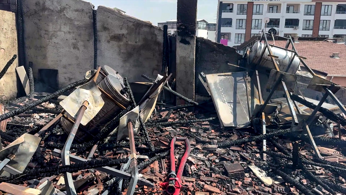 Elazığ'da apartman yangını: Bir kişi dumandan etkilendi