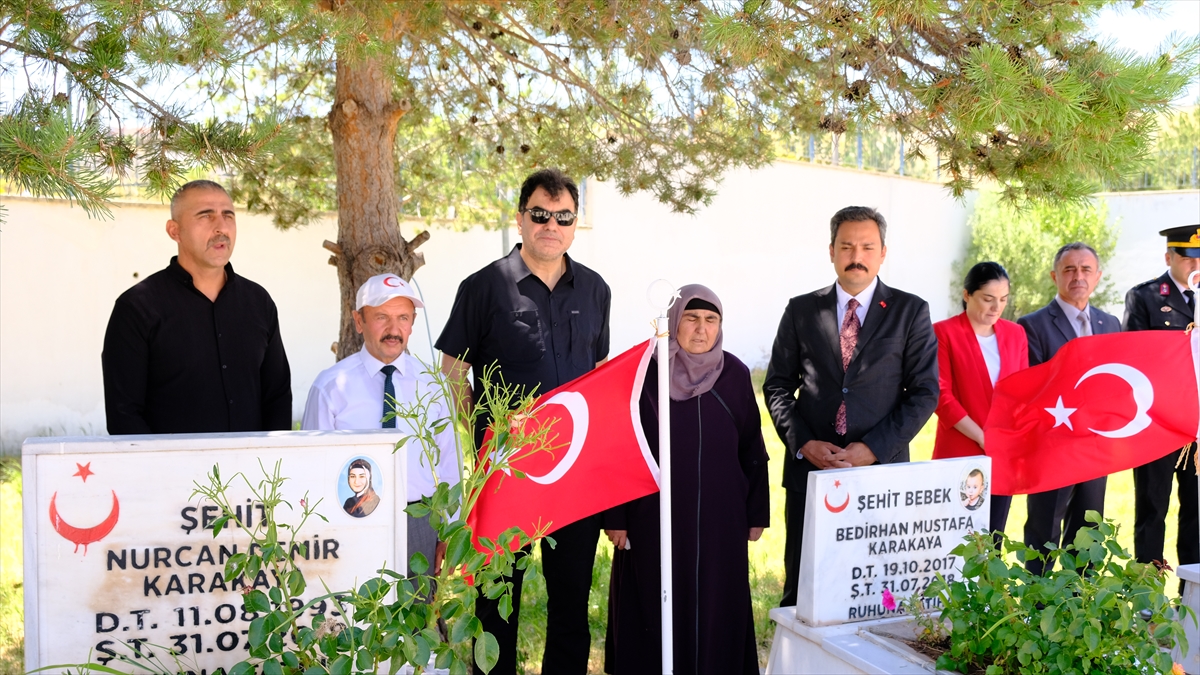 Şehit Bedirhan Bebek ve Annesi Sivas'ta Mezarları Başında Anıldı