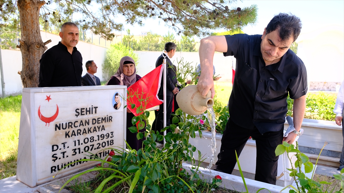Şehit Bedirhan Bebek ve Annesi Sivas'ta Mezarları Başında Anıldı