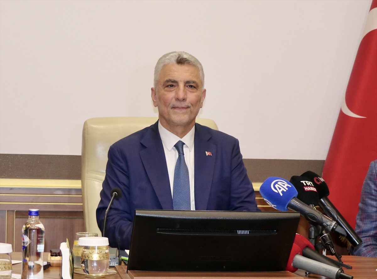 Ticaret Bakanı Ömer Bolat Artvin'de STK temsilcileriyle bir araya geldi: