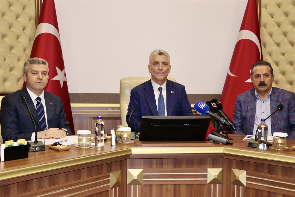 Ticaret Bakanı Ömer Bolat Artvin'de STK temsilcileriyle bir araya geldi:
