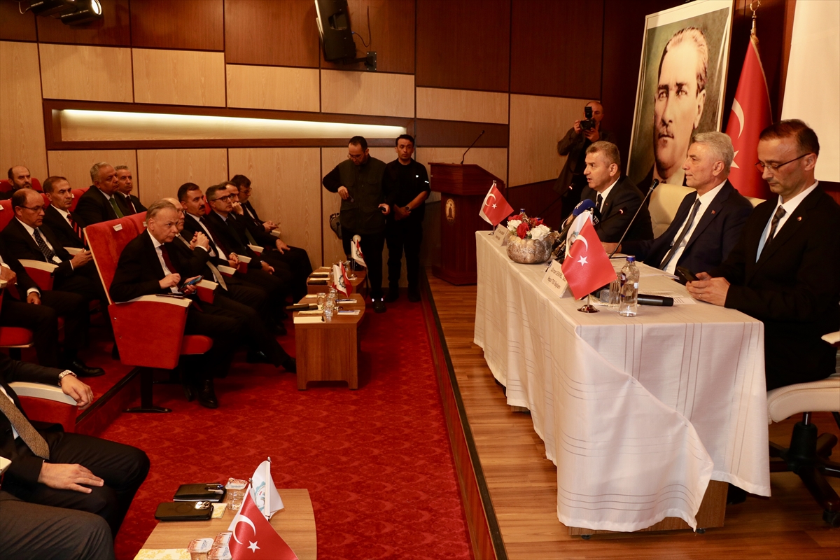 Ticaret Bakanı Ömer Bolat Artvin'de STK temsilcileriyle bir araya geldi: