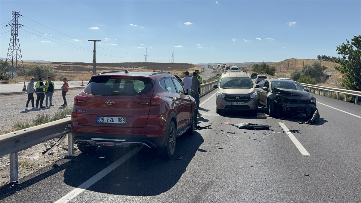 Kırıkkale'de 4 araçlı zincirleme kaza: 3 kişi yaralandı