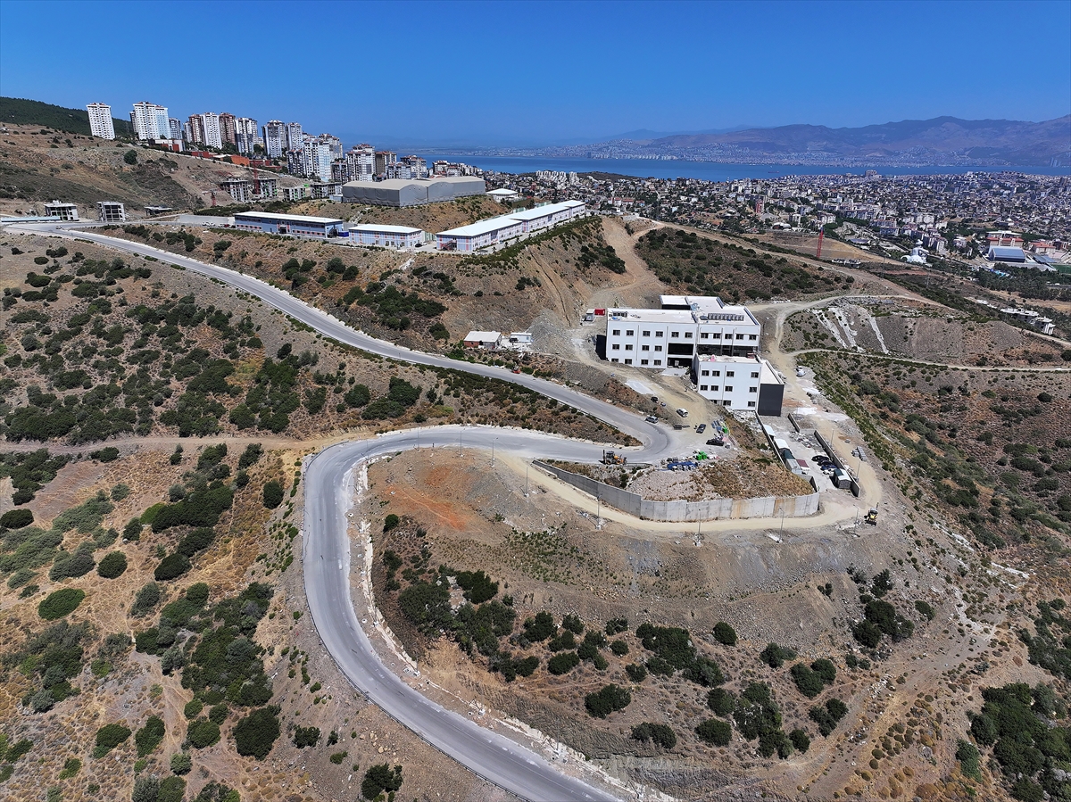 İzmir Demokrasi Üniversitesi Uzundere Yerleşkesi yeni döneme hazırlanıyor