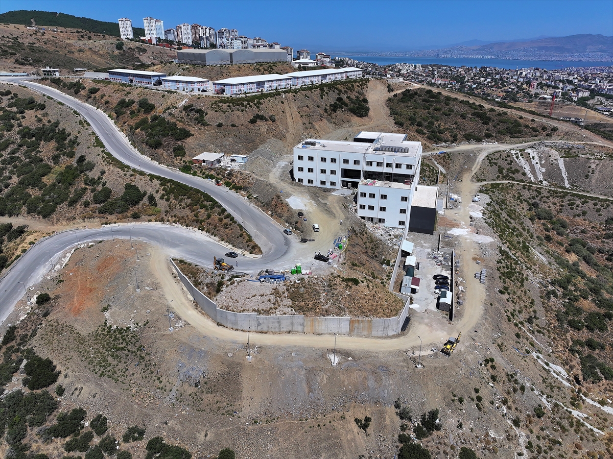 İzmir Demokrasi Üniversitesi Uzundere Yerleşkesi yeni döneme hazırlanıyor