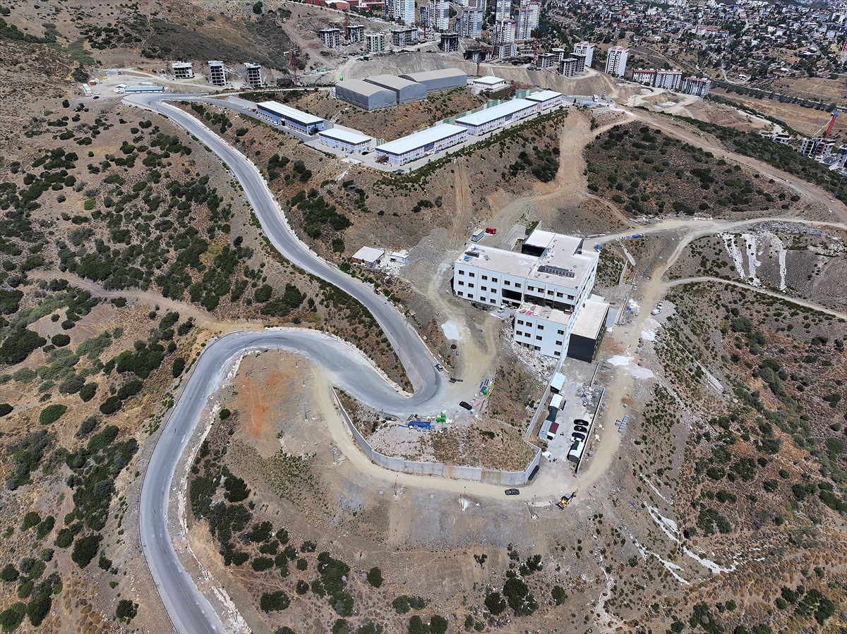 İzmir Demokrasi Üniversitesi Uzundere Yerleşkesi yeni döneme hazırlanıyor