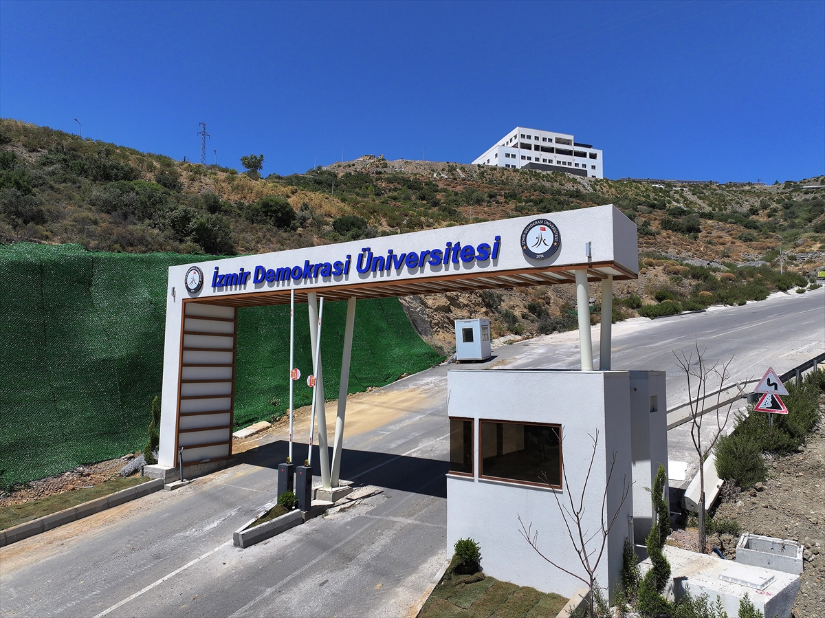 İzmir Demokrasi Üniversitesi Uzundere Yerleşkesi yeni döneme hazırlanıyor