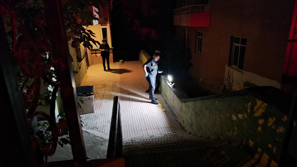Çorum'da pompalı tüfekli saldırı: Dairenin camları kırıldı