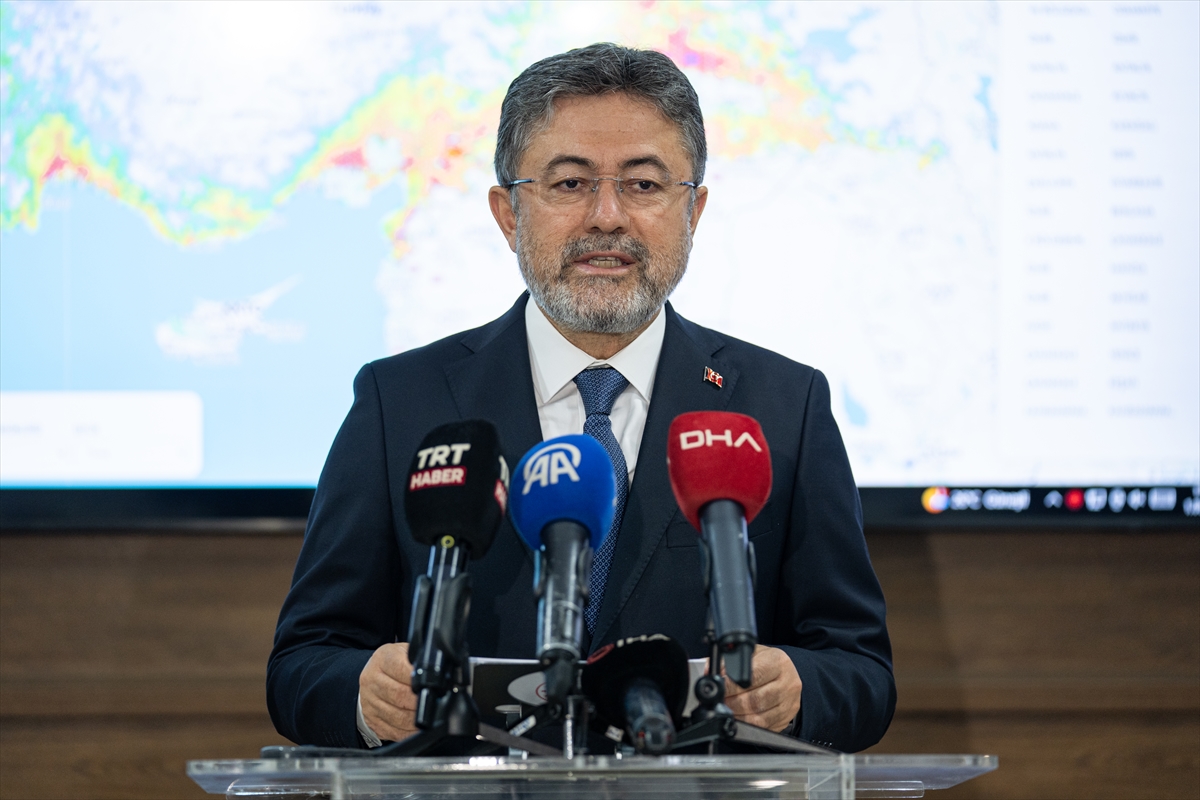 Bakan Yumaklı: Balıkesir ve Mersin'deki yangınlar kontrol altında
