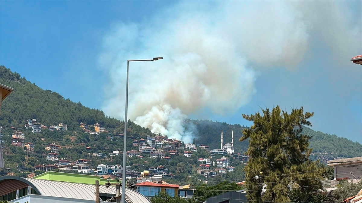 Alanya Kaymakamı Öztürk: Yangın söndürüldü, soğutma sürüyor