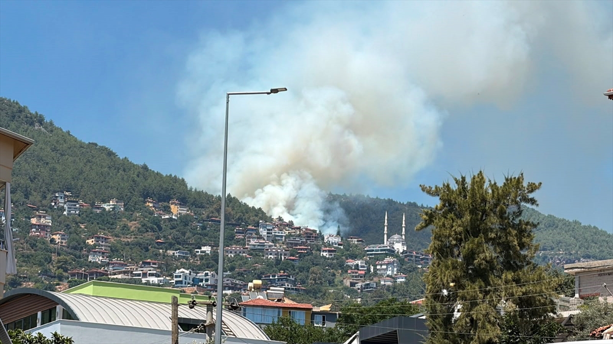 Alanya Kaymakamı Öztürk: Yangın söndürüldü, soğutma sürüyor