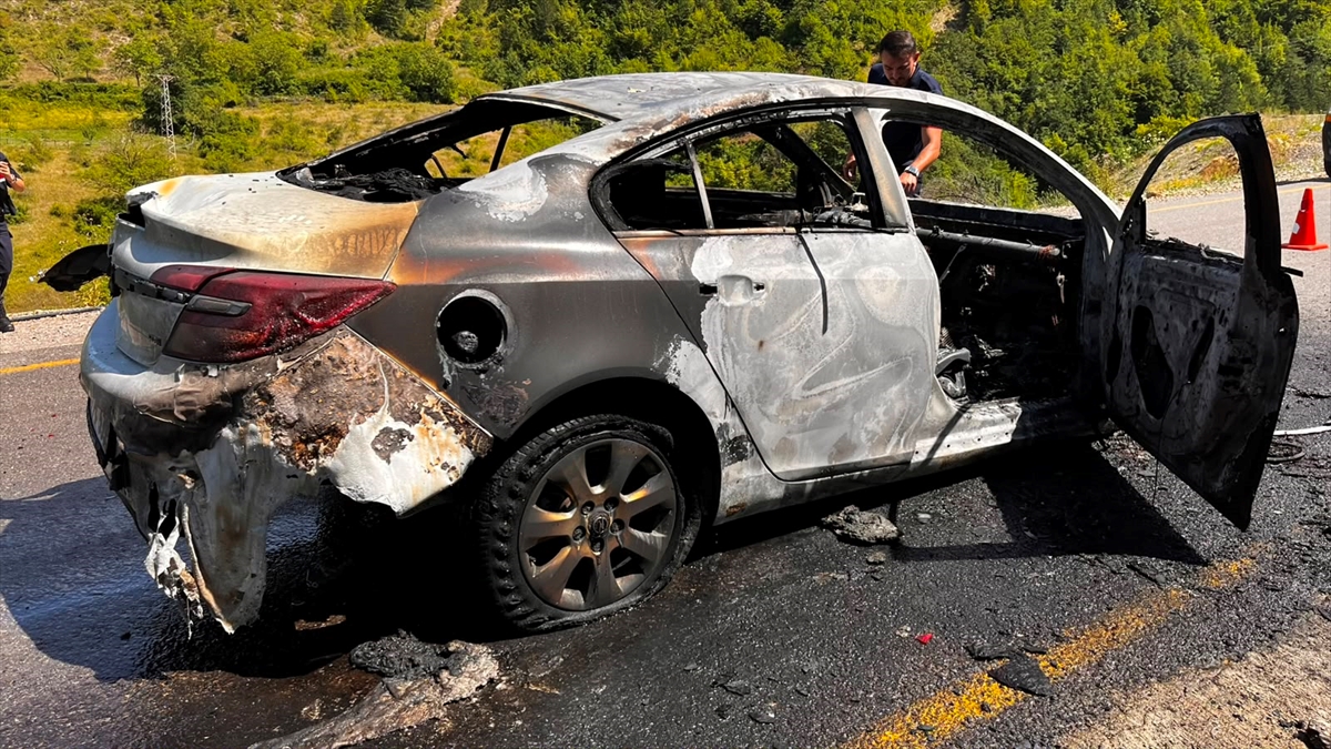 Sinop'ta seyir halindeyken yanan otomobil kullanılamaz hale geldi