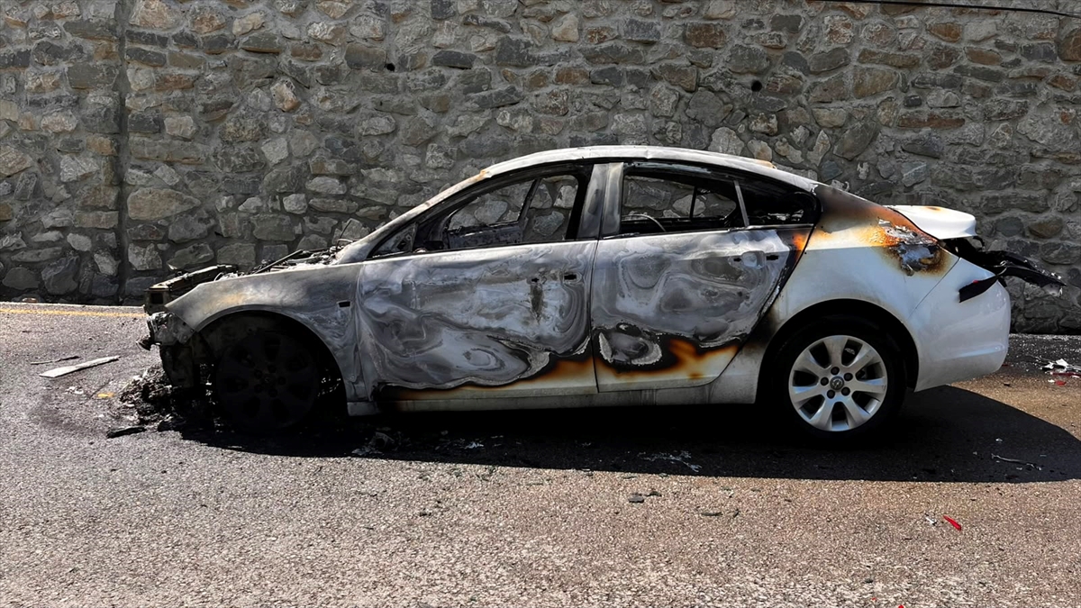 Sinop'ta seyir halindeyken yanan otomobil kullanılamaz hale geldi